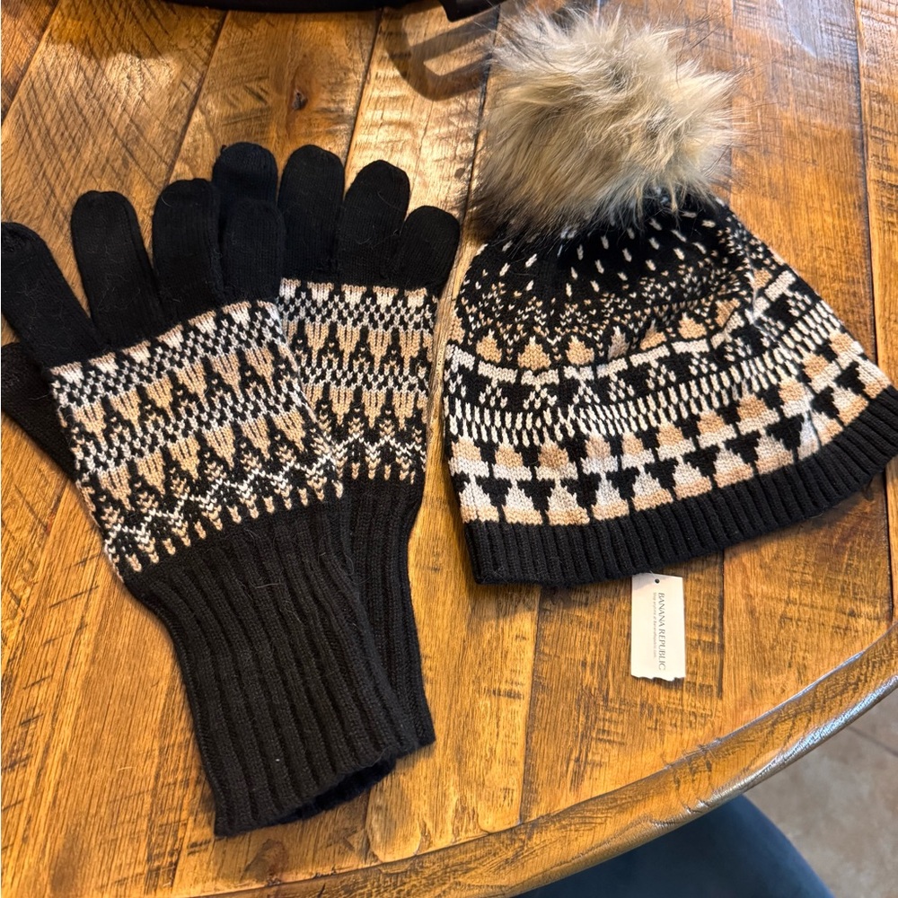 NWT- Women’s Banana Republic Black and Tan Knit Hat/Gloves